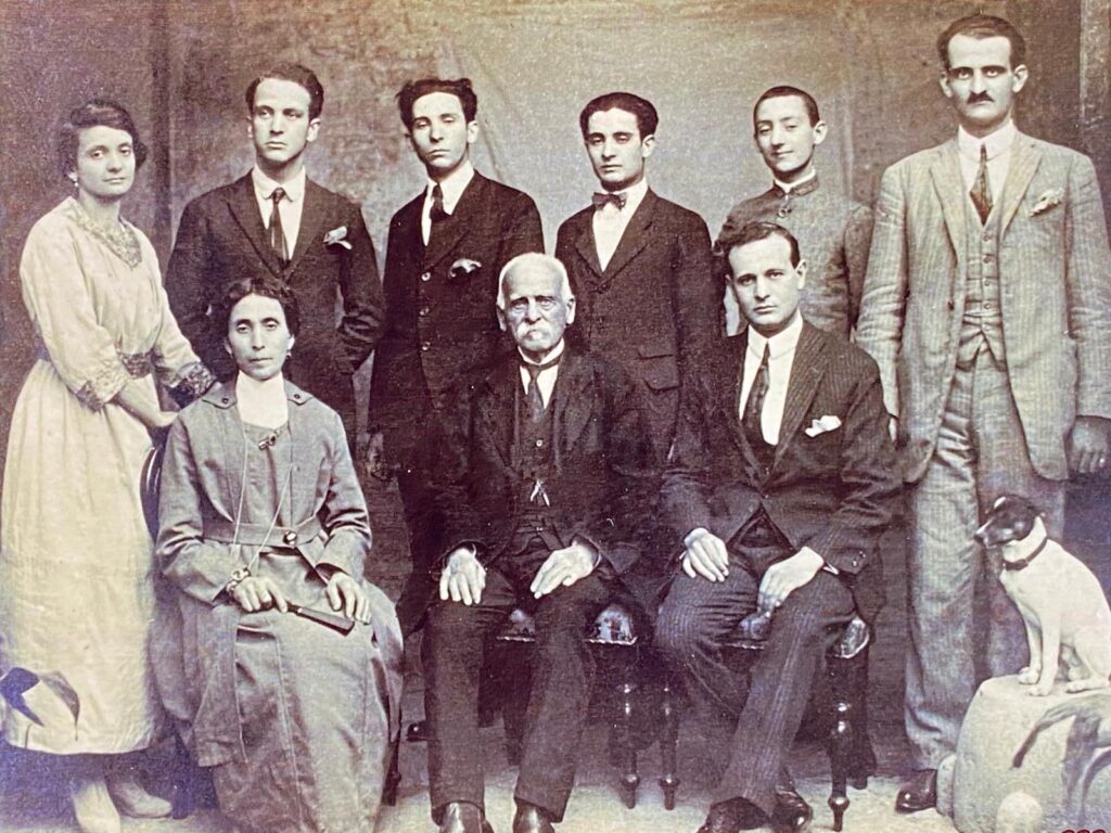 Una foto d'epoca della famiglia Fresa. Francesco Fresa è seduto vicino al padre
