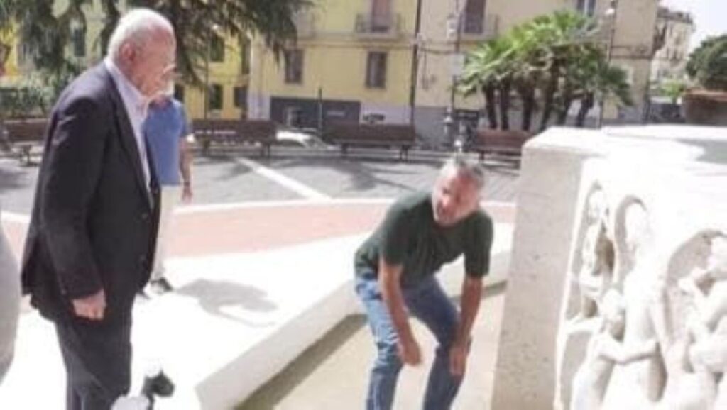 salerno-vandalizzata-la-fontana-di-piazza-san-francesco-de-luca-perso-il-senso-civico-hIzP
